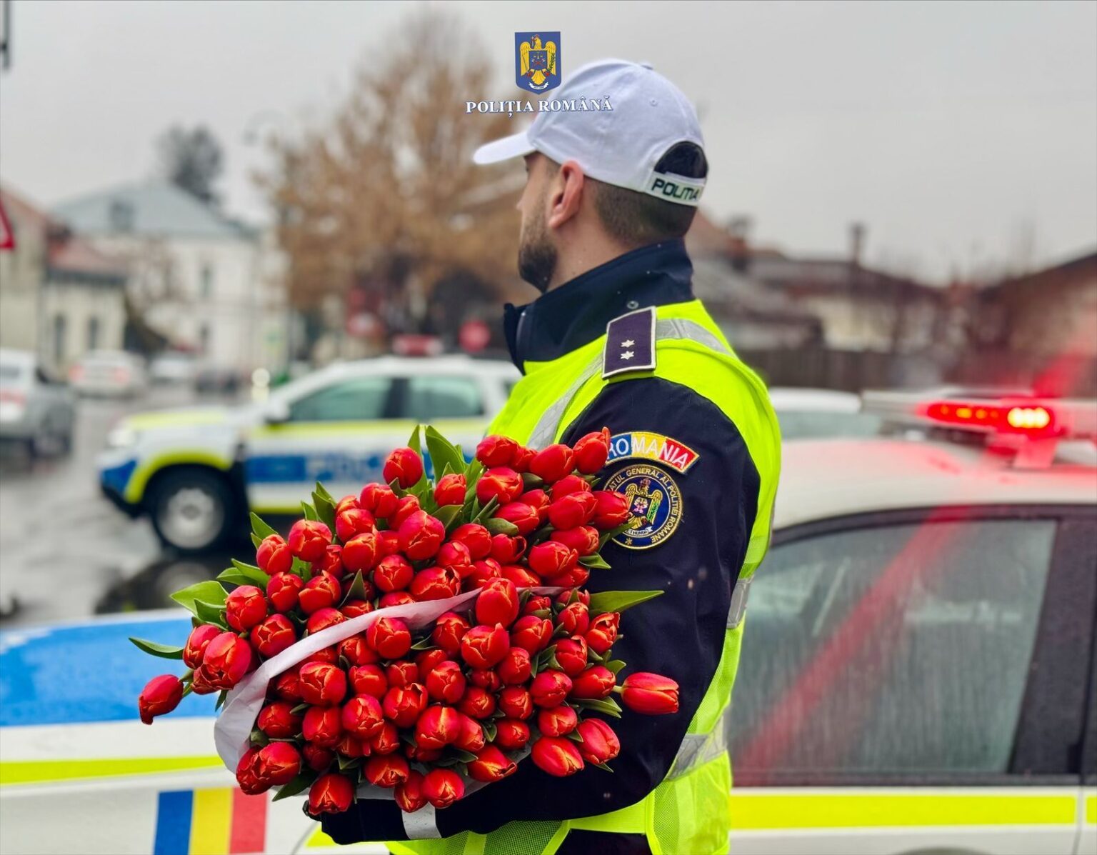 Mărțișoare în loc de sancțiuni: Polițiștii din Dâmbovița aduc primăvara pe drumuri Polițiștii din Dâmbovița au început primăvara cu zâmbete și mărțișoare pe drumuri