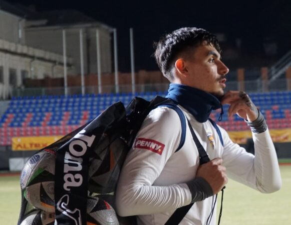 Naționala U20 a României a ajuns sâmbătă în Târgoviște pentru a se pregăti pentru ultima confruntare din sezonul 2024-2025 al Elite League. Seara a fost dedicată unui antrenament intens, desfășurat sub luminile nocturnei pe stadionul „Eugen Popescu”.