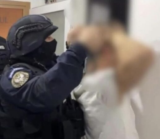 Percheziții de amploare în Dâmbovița în cazul violențelor de la BEC: 13 descinderi și 9 suspecți retinuți Pe 25 martie 2025, autoritățile au efectuat 13 percheziții în București, Ilfov și Dâmbovița, în urma protestelor violente din 9 martie, care au avut loc în fața Biroului Electoral Central (BEC)