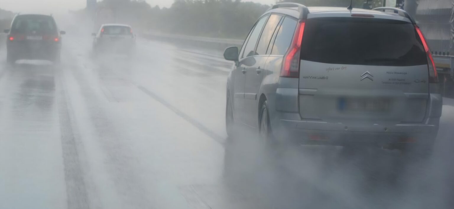 Conduceți responsabil pe timp de ploaie! Poliția Rutieră din Dâmbovița a lansat o nouă campanie de informare privind siguranța rutieră în condiții de ploaie abundentă, adresată tuturor șoferilor din municipiu