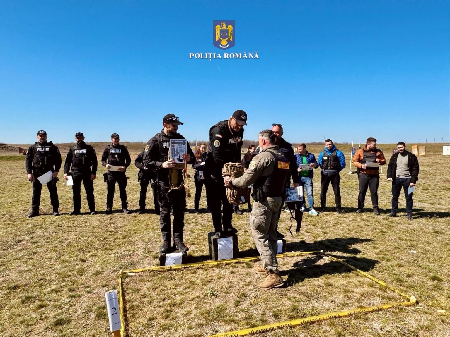 Polițiștii dâmbovițeni au dat dovadă de precizie și viteză de reacție la Concursul de Tragere Polițiștii din cadrul Inspectoratului de Poliție Județean Dâmbovița au avut oportunitatea de a-și testa abilitățile de tragere și viteza de reacție în cadrul unui concurs desfășurat la Poligonul din comuna Produlești.