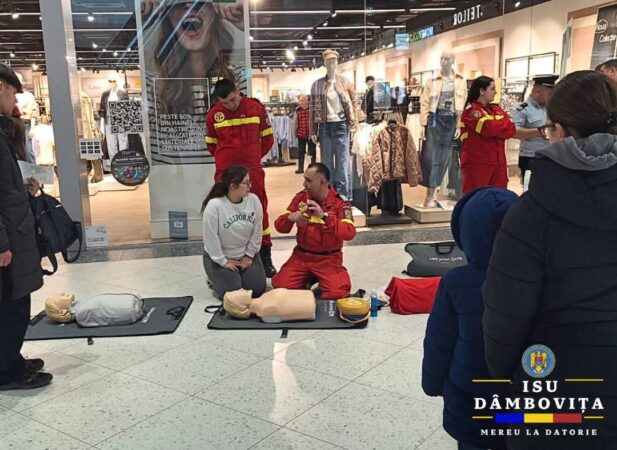 Pompierii dâmbovițeni alături de voluntarii „Salvatori din pasiune”, au instruit publicul la Dâmbovița Mall În cadrul Săptămânii Protecției Civile, pompierii dâmbovițeni au organizat o sesiune de informare și instruire la Dâmbovița Mall din Târgoviște, alături de voluntarii din programul „Salvatori din pasiune”. Evenimentul a avut ca scop pregătirea comunității pentru intervenția eficientă în situații de urgență.