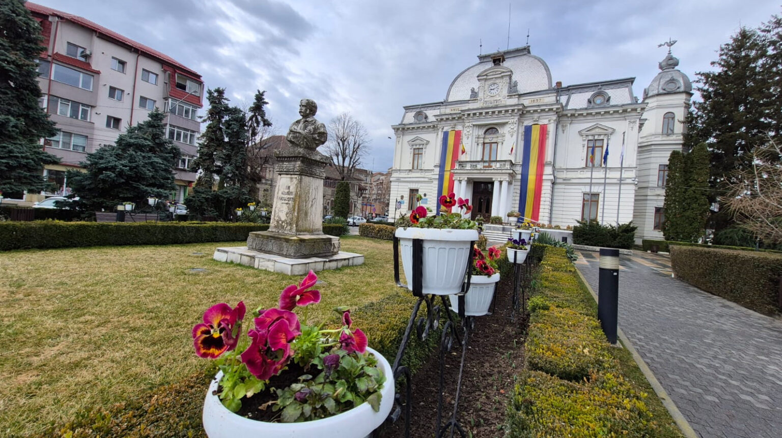 Târgoviște face un alt pas important în modernizarea infrastructurii cu primul proiect pe Programul Regional 2021-2027 Municipiul Târgoviște a semnat primul său proiect cu finanțare pe Programul Regional 2021-2027, în cadrul unui important proiect de renovare energetică a unui bloc de locuințe