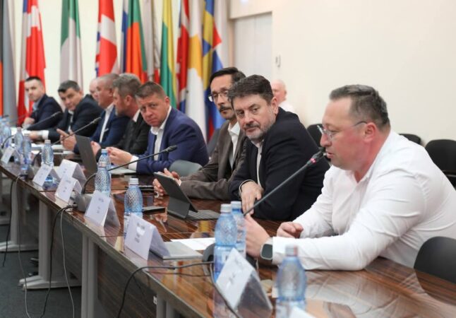 Accelerarea proiectelor de investiții pentru dezvoltarea orașelor din România Ieri, ministrul Fondurilor Europene, Marcel Boloș, împreună cu primarii mai multor orașe din România, s-au întâlnit pentru a discuta despre soluțiile necesare pentru deblocarea