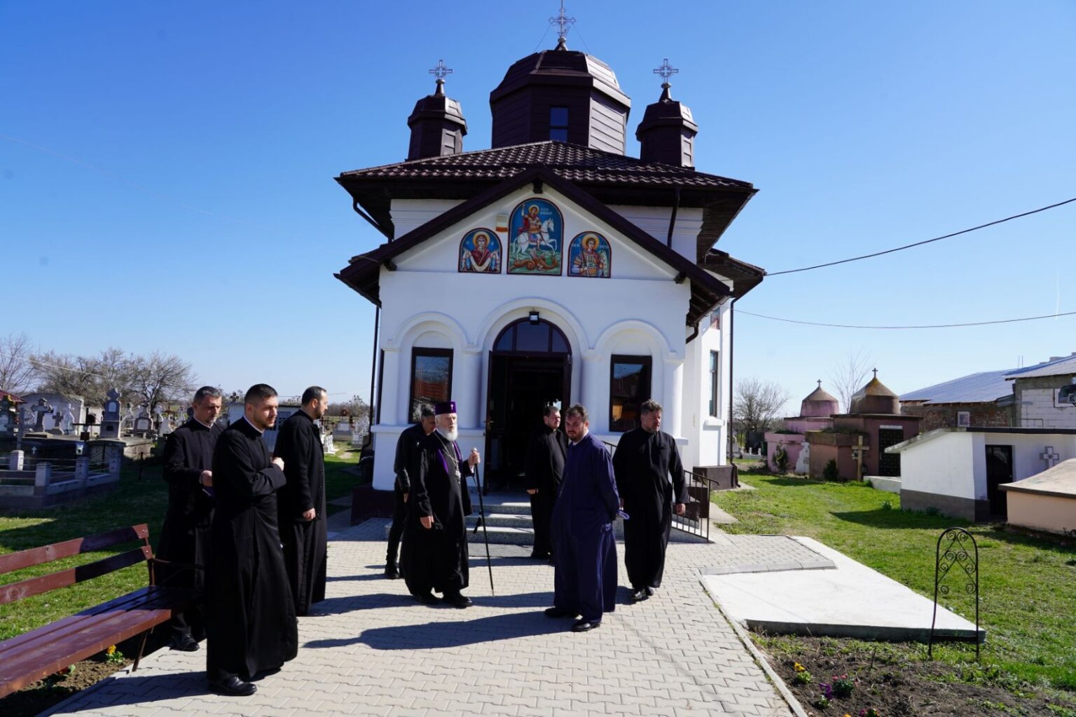 Proiecte ambițioase în Parohiile din Protoieria Târgoviște Sud: Restaurări și sprijin pentru comunități În cadrul unei vizite pastorale, Înaltpreasfințitul Părinte Mitropolit Nifon a inspectat lucrările de restaurare și îmbunătățire a parohialelor din Protoieria Târgoviște Sud. Unul dintre proiectele importante aflate în derulare este restaurarea picturii interioare a Parohiei Sf. Nifon, care face parte dintr-un ansamblu mai larg de investiții destinate îmbunătățirii lăcașurilor de cult din zonă.