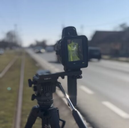 POLIȚIȘTII DÂMBOVIȚENI ACȚIONEAZĂ CU SISTEMUL RADAR e-SIGUR Polițiștii Inspectoratului de Poliție Județean Dâmbovița utilizează sistemul de monitorizare E-SIGUR pentru a depista și sancționa abaterile de la normele rutiere, în special în zonele cu risc ridicat de accidente.