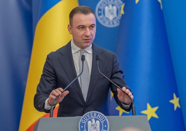 România avansează semnificativ spre un sistem public digitalizat, semnând contracte în valoare de 100 milioane de euro, destinate să modernizeze administrația publică și să elimine birocrația inutilă. Astfel, cetățenii și companiile vor beneficia de servicii mai rapide și eficiente, fără drumuri între ghișee și fără hârtii inutile.