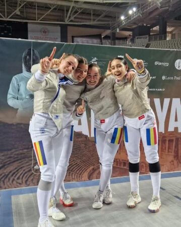 Echipa națională a României a demonstrat o performanță remarcabilă la Campionatul European de sabie feminină pentru junioare, câștigând titlul european după o finală spectaculoasă împotriva Franței. 
