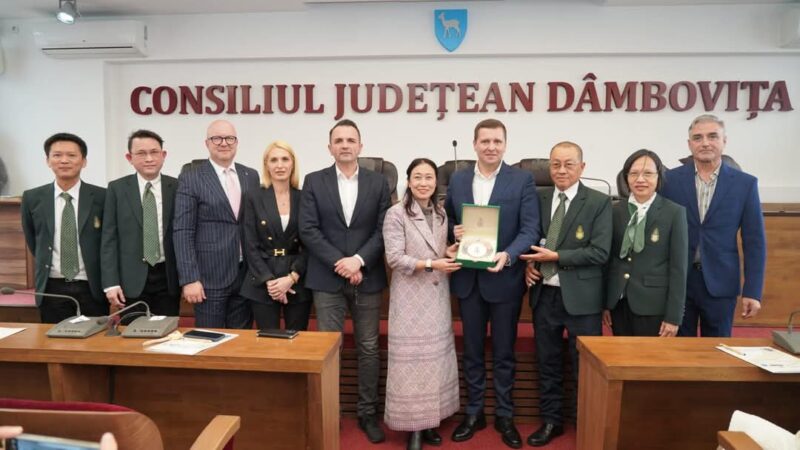 Colaborare internațională de succes între județul Dâmbovița și Thailanda Ieri, la sediul Consiliului Județean Dâmbovița, președintele Corneliu Ștefan și primarul Daniel Cristian Stan au primit o delegație de rang înalt de la Institutul King Prajadhipok din Thailanda. Vizita a avut loc în cadrul unui schimb de experiență menit să întărească legăturile economice și diplomatice între România și Thailanda.