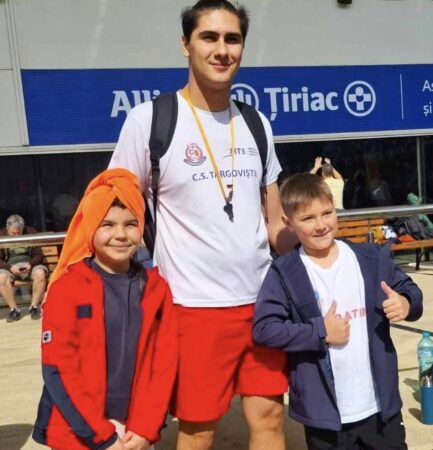 Ștefania Elena Șomu, mândria înotului târgoviștean, s-a calificat pentru Campionatul Național de Înot pentru copii! CS Târgoviște continuă să își adâncească tradiția de excelență în înot, iar Ștefania Elena Șomu, o talentată sportivă de doar 10 ani, a reușit o performanță remarcabilă, calificându-se la etapa finală a Campionatului Național de înot pentru copii 10-11 ani, ce va avea loc la Reșița, între 21-22 iunie.