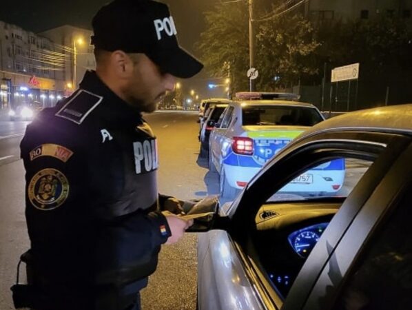 Un cetățean turc a fost prins cu mașina neînmatriculată pe străzile din Târgoviște Polițiștii Biroului Rutier din Târgoviște au oprit un autoturism condus de un bărbat de 38 de ani, cetățean turc, pe raza municipiului Târgoviște