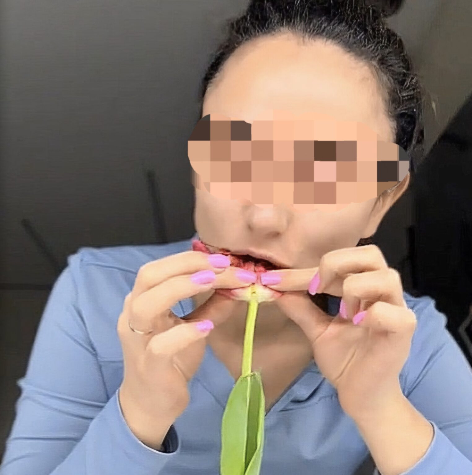 Trend periculos pe TikTok: Tinerele mănâncă lalele, punându-și viața în pericol Un nou trend viral pe TikTok a stârnit îngrijorare, încurajând tinerele să consume lalele, fără a conștientiza riscurile grave pentru sănătate.