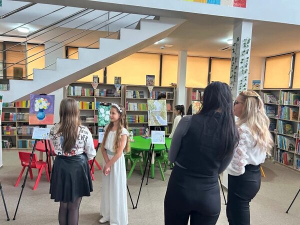 Vernisaj emoționant la Biblioteca Județeană Dâmbovița: Debut artistic al Irinei Dobrotă La Filiala pentru Copii „Ioan Alexandru Brătescu-Voineşti” a Bibliotecii Județene Dâmbovița, a avut loc un eveniment cu totul special – prima expoziție de pictură a tinerei artiste Irina Dobrotă, în vârstă de doar 10 ani.