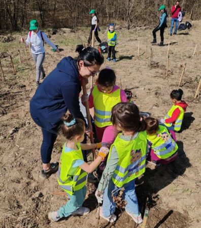 Ziua Pădurilor a fost sărbătorită în Dâmbovița prin plantarea de arbori alături de elevi și autorități locale Într-o zi plină de energie și entuziasm, 25 martie 2025, Direcția Silvică Dâmbovița a sărbătorit cu mare drag Ziua Națională a Pădurilor, printr-o acțiune de plantare a arborilor alături de elevi,