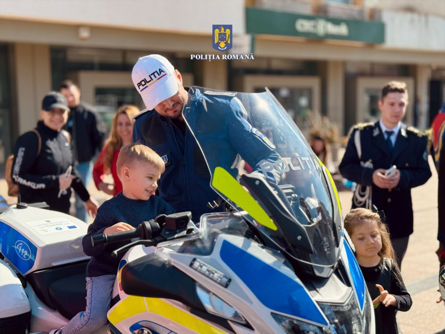 Ziua Poliției Române la Târgoviște: Polițiștii dâmbovițeni aproape de comunitate prin activități interactive Sâmbătă , 22 martie, polițiștii din cadrul Inspectoratului de Poliție Județean Dâmbovița au marcat Ziua Poliției Române printr-un eveniment interactiv în Piața Tricolorului din Târgoviște, având ca scop apropierea poliției de comunitate.