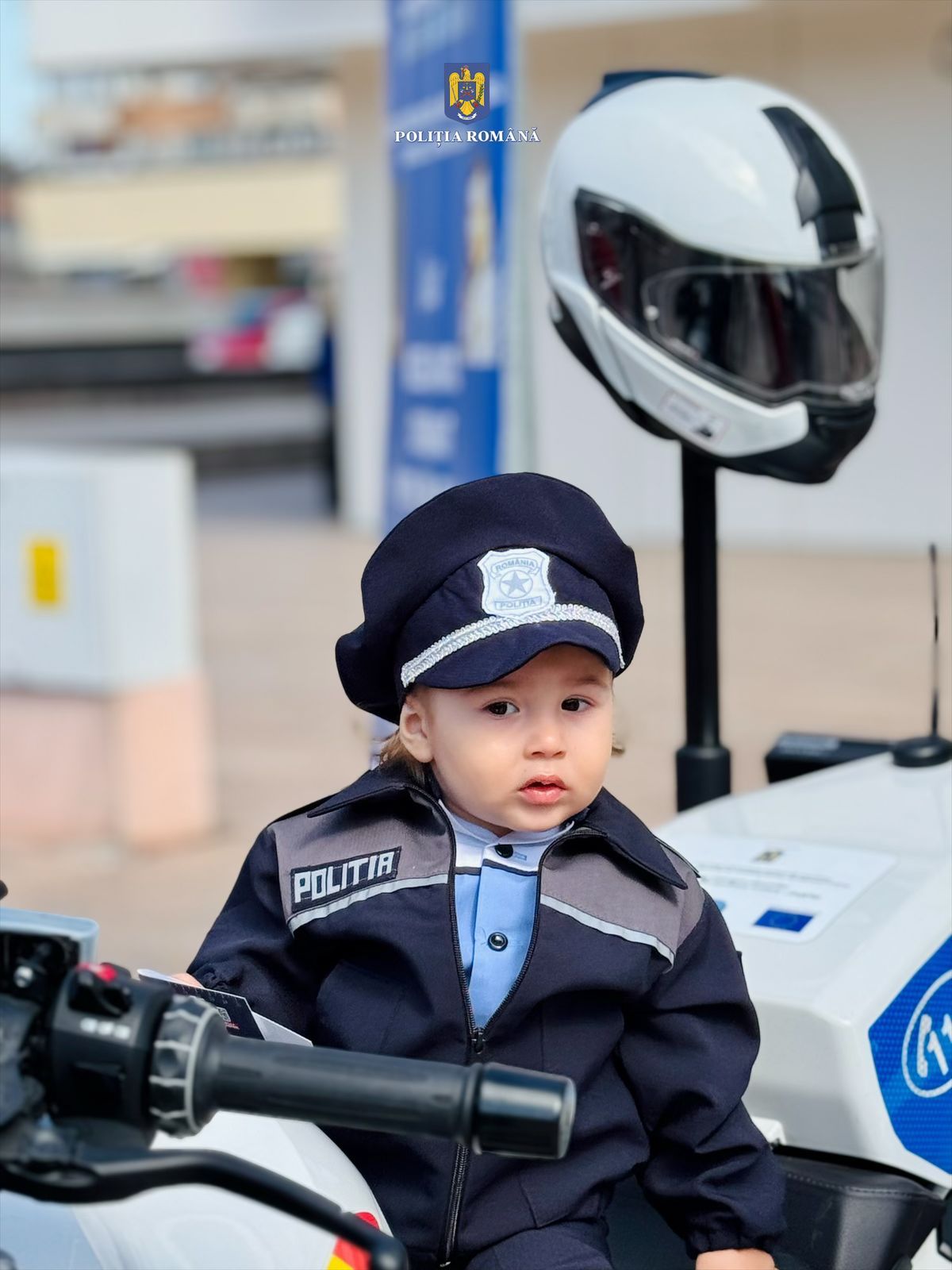 Sâmbătă , 22 martie, polițiștii din cadrul Inspectoratului de Poliție Județean Dâmbovița au marcat Ziua Poliției Române printr-un eveniment interactiv în Piața Tricolorului din Târgoviște, având ca scop apropierea poliției de comunitate.