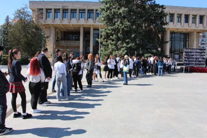 Ziua Internațională a Poeziei, sărbătorită cu emoție și inspirație la Târgoviște Ziua Internațională a Poeziei a fost celebrată cu mult entuziasm și creativitate la Târgoviște, într-un eveniment special organizat de Casa Corpului Didactic Dâmbovița și Biblioteca Județeană „Ion Heliade Rădulescu”. În cadrul acestuia, elevi, profesori și bibliotecari s-au reunit pentru a sărbători puterea cuvintelor și magia versurilor.