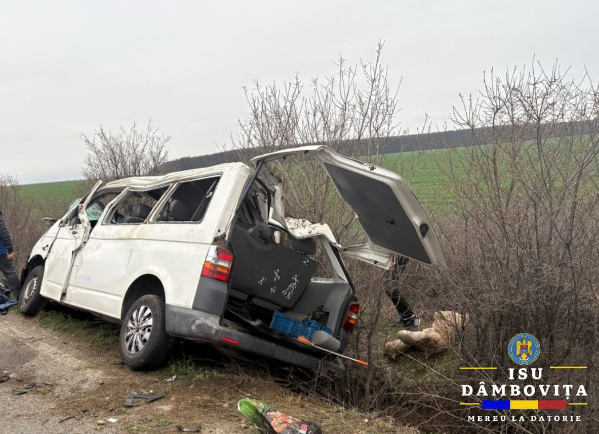 Un accident cumplit a avut loc luni dimineață, 17 martie 2025, pe DJ 701, în afara localității Vadu Stanchii, în județul Dâmbovița. Un bărbat de 36 de ani din județul Teleorman, aflat la volanul unei autoutilitare, a pierdut controlul direcției și a părăsit partea carosabilă, intrând într-un șanț.