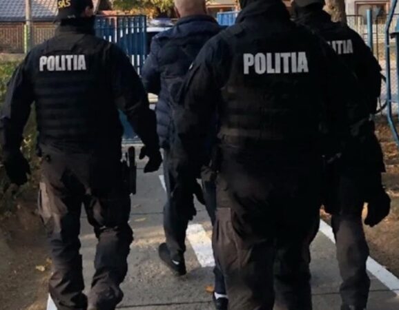 Târgoviște: Agresori reținuți după un conflict violent În urma cercetărilor efectuate de polițiștii din cadrul Poliției Municipiului Târgoviște, sub coordonarea unui procuror de la Parchetul de pe lângă Judecătoria Târgoviște, doi bărbați, de 32 și 28 de ani, ambii din municipiul Târgoviște, au fost reținuți pe bază de ordonanță pentru 24 de ore.