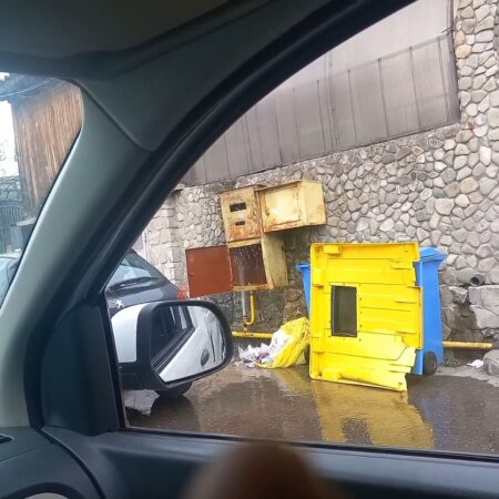 Fieni în alertă: Apă în loc de gaze la aragaz, autoritățile tac mâlc Locuitorii din Fieni au trăit zile de neliniște după ce, începând de luni, un fenomen neobișnuit a avut loc în oraș: în loc de gaz