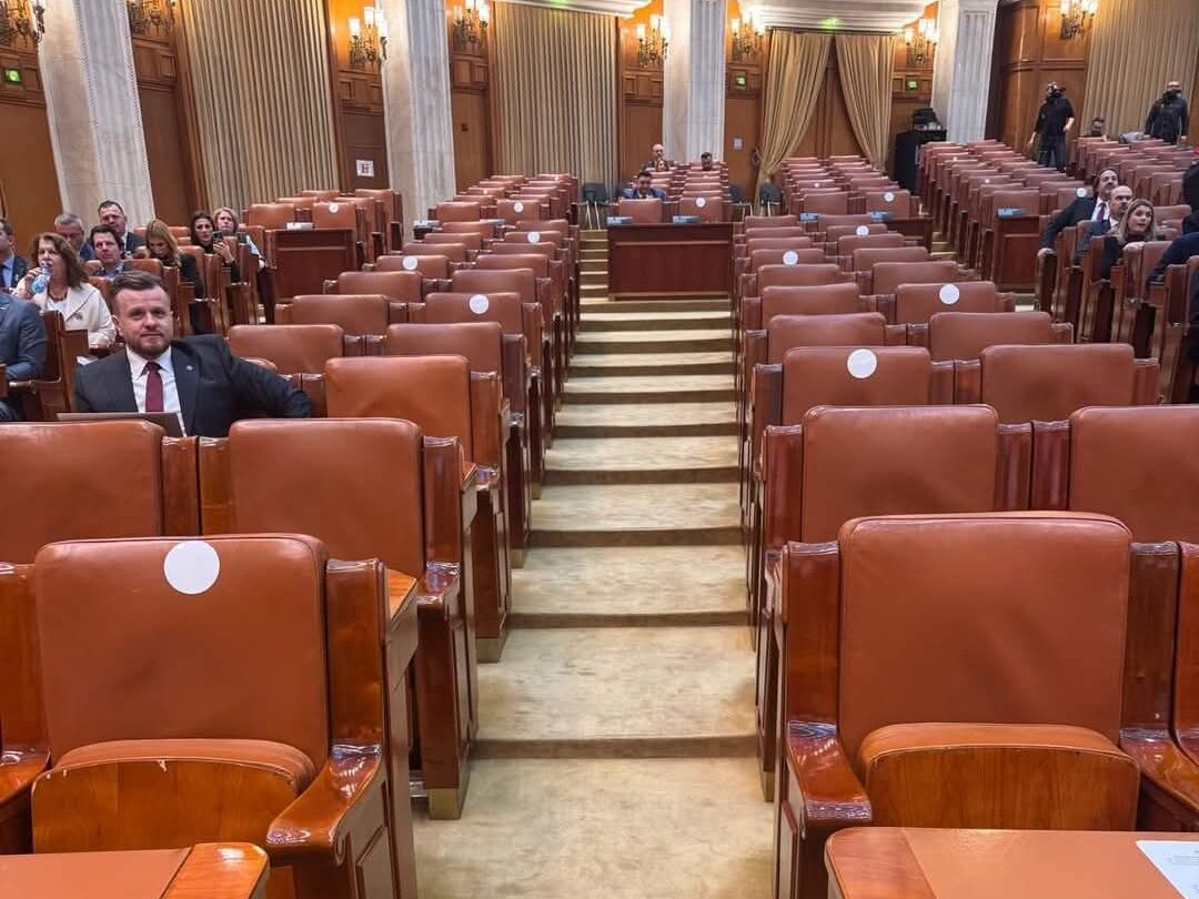 Într-un moment critic pentru activitatea legislativă, parlamentarii AUR și POT au fost acuzați de blocarea ședințelor importante, deși continuă să își încaseze salariile din fonduri publice.