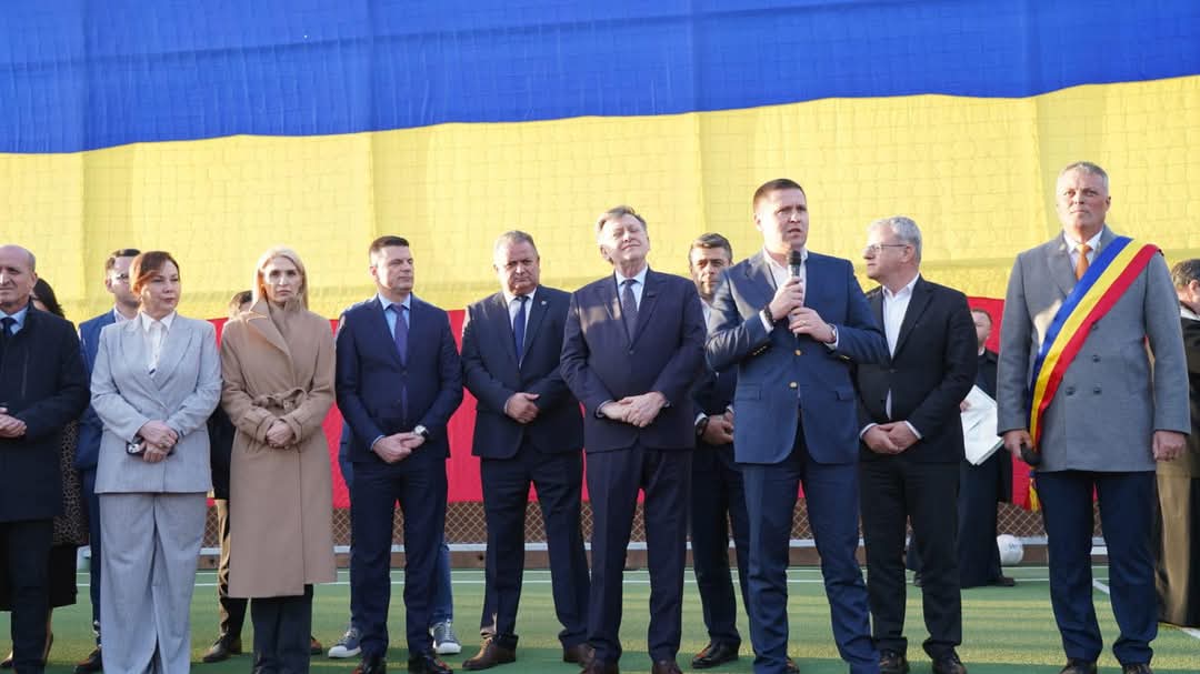 Corneliu Ștefan, președintele Consiliului Județean Dâmbovița, a inaugurat noua bază sportivă din Dărmănești, un proiect realizat prin Programul Județean de Dezvoltare Locală (PJDL), cu o valoare de peste 1.470.000 lei. Acest proiect este rezultatul unei colaborări între Consiliul Județean Dâmbovița și Primăria Dărmănești și are ca scop îmbunătățirea condițiilor pentru practicarea sportului în județ.