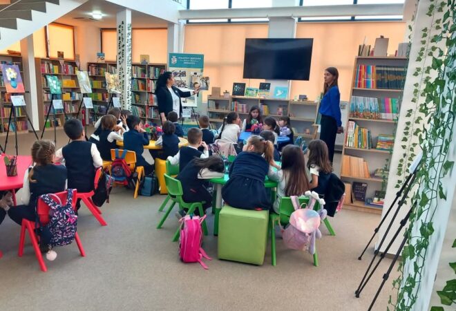 Biblioteca Județeană Dâmbovița – Filiala pentru copii, un loc de întâlnire cu magia literaturii Ieri, 20 martie 2025, la Biblioteca Județeană Dâmbovița – Filiala pentru copii, o nouă aventură literară a avut loc pentru micuții elevi ai clasei pregătitoare de la Colegiul Național Pedagogic „Constantin Cantacuzino” din Târgoviște. Însoțiți de doamna învățătoare Lecoiu Alexandra, aceștia au pășit în minunata lume a poveștilor, participând la activitatea „Vizită în Căsuța Poveștilor”.