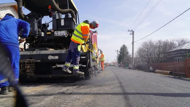Progres în modernizarea drumurilor din Dâmbovița: Lucrările pe DJ 720 A avansează Președintele Consiliului Județean Dâmbovița, Corneliu Ștefan, a anunțat că lucrările de modernizare a drumului județean DJ 720 A (
