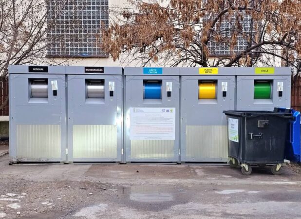 La Târgoviște, au fost deschise containerele digitalizate, primarul Daniel Cristian Stan a transmis: VĂ RUGĂM SĂ LE FOLOSIȚI! Primarul Daniel Cristian Stan a transmis un mesaj referitor la noile containere digitalizate pentru colectarea deșeurilor. În primele două zile de funcționare,