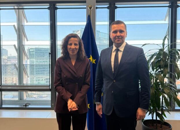 Președintele Consiliului Județean Dâmbovița, Corneliu Ștefan, a avut ieri o întâlnire deosebit de importantă la Bruxelles, alături de comisarul european din România și vicepreședintele executiv al Comisiei Europene, Roxana Mînzatu.