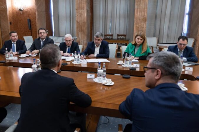 Colaborare între Guvern, CJ Dâmbovița și Iveco pentru dezvoltarea județului Dâmbovița Președintele Consiliului Județean Dâmbovița, Corneliu Ștefan - președinte PSD Dâmbovița, împreună cu premierul Marcel Ciolacu,