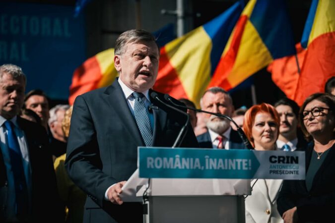 Crin Antonescu și-a depus candidatura pentru Președinția României: „România Înainte!” Crin Antonescu, candidatul Alianței Electorale „România Înainte”, a depus astăzi oficial candidatura pentru funcția de Președinte al României, alături de listele de semnături de susținere, la Biroul Electoral Central.
