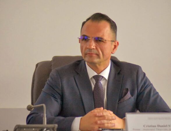 Târgoviște investește masiv în educație: Peste 350 de milioane de lei pentru modernizarea infrastructurii școlare Primarul municipiului Târgoviște, Daniel Cristian Stan, a anunțat un set de investiții semnificative în infrastructura educațională a orașului,