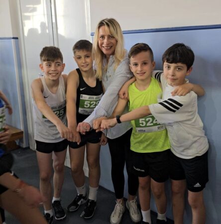 Performanță remarcabilă pentru micii atleți de la CS Târgoviște la Campionatul Municipiului București de sală! Micii atleți de la Clubul Sportiv Târgoviște au avut o prestație de excepție la Campionatul Municipiului București de sală, desfășurat la sala „Ioan Soter”