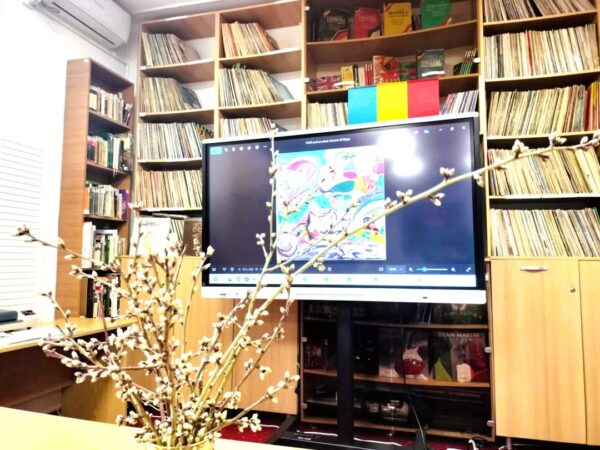 Cultură, muzică și artă la Biblioteca Județeană Dâmbovița La Biblioteca Județeană „Ion Heliade Rădulescu” Dâmbovița, membrii Clubului Seniorilor s-au reunit pentru o întâlnire specială dedicată artei,