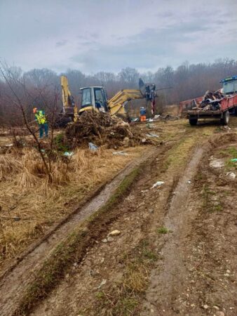 Comunele Răzvad și Ocnița își unesc forțele pentru un mediu mai curat Într-o inițiativă comună pentru protejarea mediului înconjurător, primăriile din Răzvad și Ocnița au demarat o acțiune amplă de curățare în zona Ochiuri,
