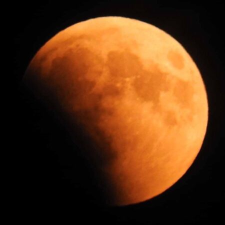 Prima eclipsă a anului 2025 s-a produs în această dimineața, 14 martie Este vorba de o eclipsă totală de Lună care este vizibilă din America de Nord, America de Sud și Antarctica. Fazele parțiale ale eclipsei au fost vizibile și din vestul Europei și al Africii, dar și din estul Asiei și al Australiei.