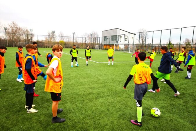 Tinerii fotbaliști din Dâmbovița se pregătesc pentru Etapa Interjudețeană U13 Echipa județeană U13 a Dâmboviței, coordonată de selecționerul Cosmin Toboșaru, este pregătită să participe la Etapa Interjudețeană, aducând în față o selecție de tineri talentați din județ. Lotul include jucători de la cluburi importante, precum Kinder Târgoviște, Urban Titu, Olimpia Picior de Munte, Viitorul Petrești, Voința Vișina și GȘA Nucet.