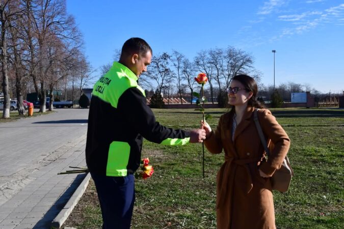 Primăria orașului Răcari și Poliția Locală au surprins femeile aflate în trafic cu un gest plin de căldură și generozitate, la începutul primăverii