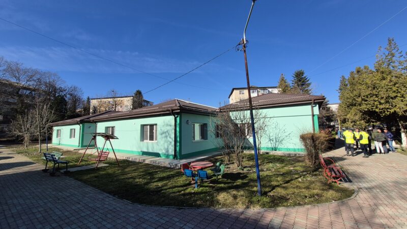 Investiții semnificative în educația din Târgoviște: Proiect de renovare energetică în derulare la Grădinița Nr. 3 Primarul municipiului Târgoviște, Daniel Cristian Stan, a anunțat progrese notabile în proiectele de renovare energetică care vizează instituțiile de învățământ din oraș.