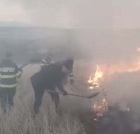 Incendiu de vegetație în Doicești Ieri, 6 martie 2025, în jurul orei 14:22, pompierii din Dâmbovița au intervenit cu promptitudine pentru stingerea unui incendiu de veget,,ație uscată izbucnit în localitatea Doicești. Detașamentul de Pompieri Pucioasa a răspuns rapid, trimițând o autospecială de stingere cu apă și spumă.