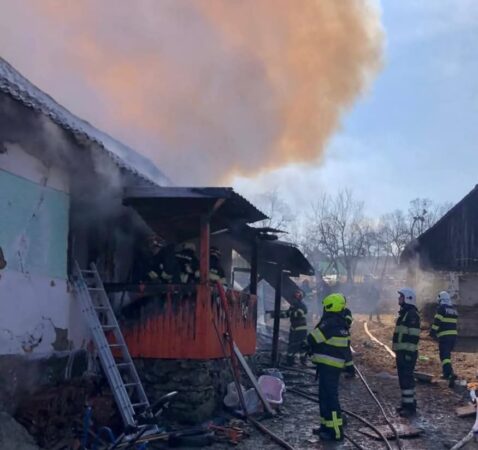 Panică, o casă a fost cuprinsă de flăcări în comuna Poiana Ieri dimineață, în jurul orei 09:20, pompierii din cadrul Gărzii de Intervenție Potlogi au fost solicitați să intervină la un incendiu izbucnit într-o casă din localitatea Poiana.