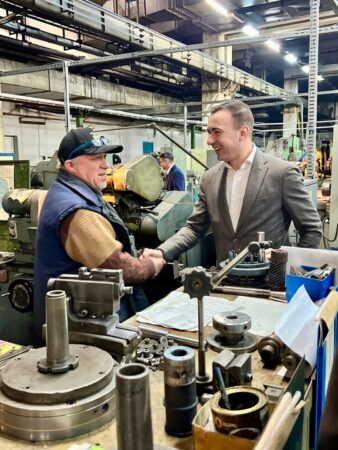 România industrială, pilon esențial al dezvoltării economice Industria prelucrătoare joacă un rol crucial în economia României, având o contribuție de 20% la PIB-ul țării. În această lumină, exporturile de produse cu valoare adăugată mare devin esențiale pentru consolidarea competitivității și creșterea economică pe piața globală.