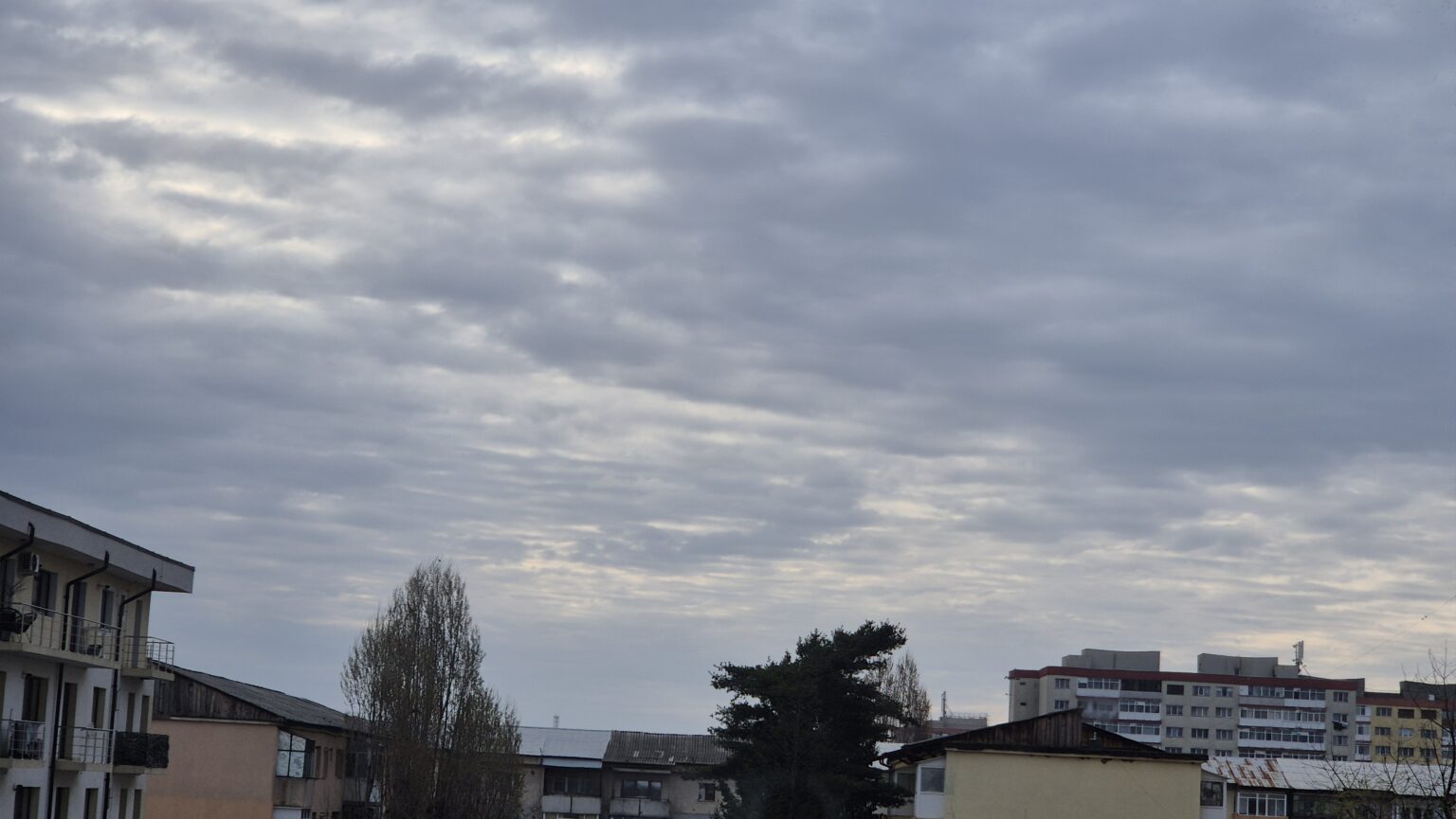 Atenție! Vreme schimbătoare în tot județul Dâmbovița și în întreaga țară Miercuri, vremea se va schimba semnificativ, cu ploile care vor apărea pe întreg teritoriul țării. În special în vest și sud-vest, se așteaptă cantități semnificative de apă,