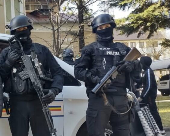 Percheziții în județul Dâmbovița Polițiștii din cadrul Secției nr. 3 Poliție Rurală Butimanu, sub coordonarea unui procuror de la Parchetul de pe lângă Judecătoria Târgoviște,