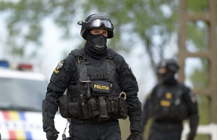 Percheziții la Niculești: Bărbat reținut pentru săvârșirea infracțiunii de viol Polițiștii Secției nr. 3 Poliție Rurală Butimanu, sub coordonarea unui procuror de la Parchetul de pe lângă Judecătoria Târgoviște, au pus în executare un mandat de percheziție domiciliară în localitatea Movila, la un bărbat, de 38 de ani.