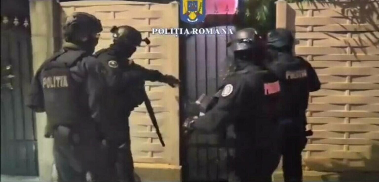 Polițiștii de la Serviciul Arme, Explozivi și Substanțe Periculoase din cadrul Inspectoratului de Poliție Județean Dâmbovița au desfășurat o acțiune majoră în comuna Voinești,