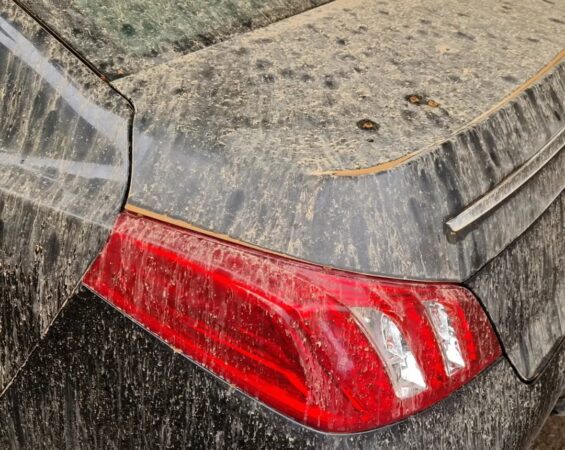 Alertă de ultimă oră: Val puternic de praf saharian în România Autoritățile au emis o alertă privind transportul de praf saharian în România, în perioada 27 - 29 martie. Circulația aerului va favoriza avansul unei mase de aer încărcate cu particule