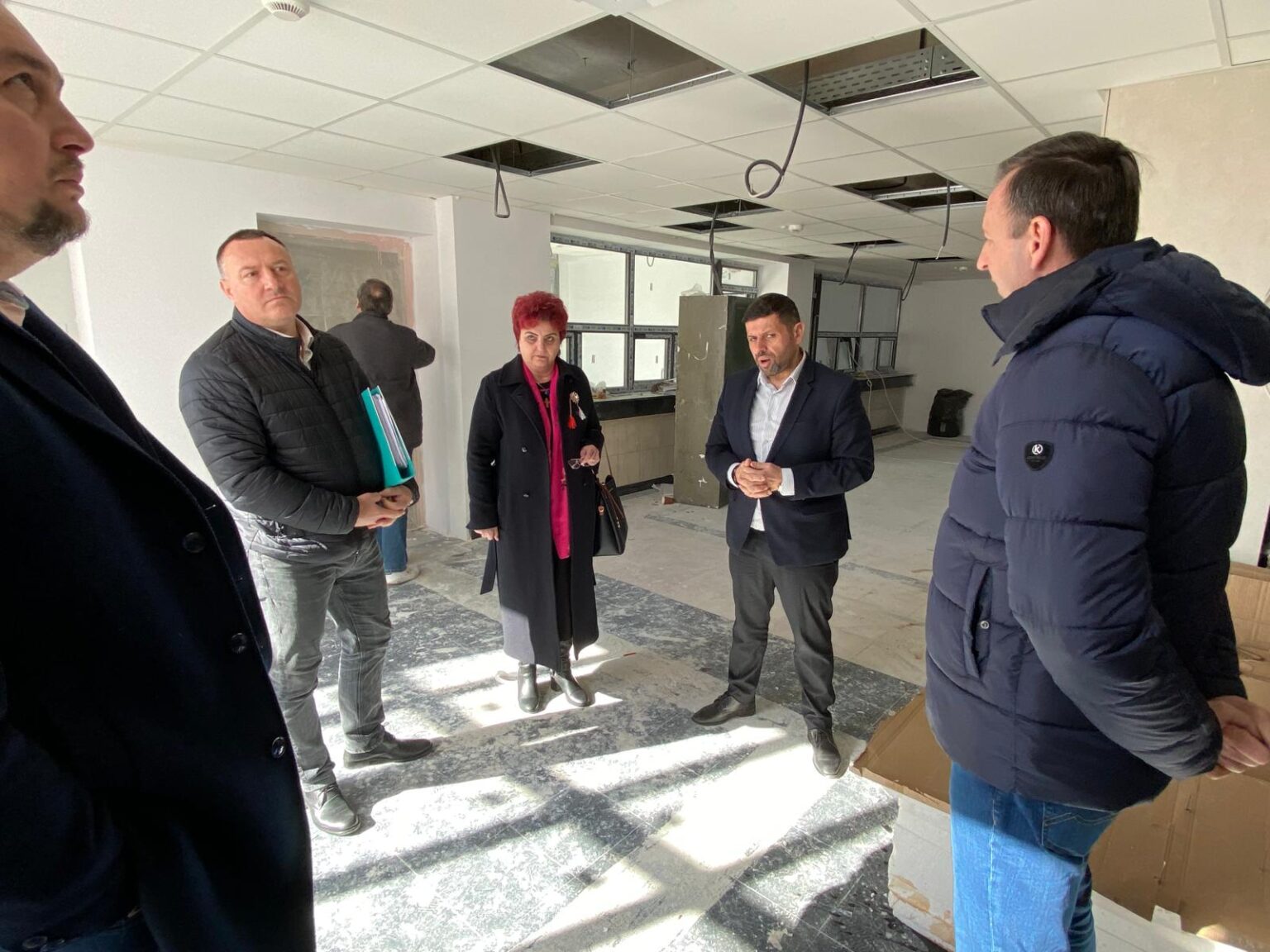 Modernizarea instituțiilor publice din Dâmbovița: Prefectul Marian Tănase propune îmbunătățiri semnificative pentru serviciile oferite cetățenilor Ieri, prefectul județului Dâmbovița, Marian Tănase, a efectuat o vizită de lucru la sediul instituțiilor deconcentrate din Târgoviște, unde se află în desfășurare lucrări de renovare și reamenajare.