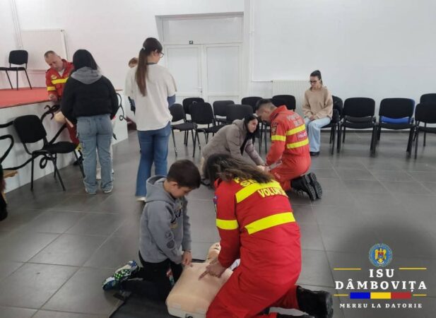 Elevii dâmbovițeni învață să devină eroi în caz de urgență prin cursuri de prim ajutor Elevii dâmbovițeni învață cum să acorde primul ajutor în caz de urgență.Școala Generală nr. 3 din Moreni a fost gazda unui eveniment educațional deosebit, parte a proiectului